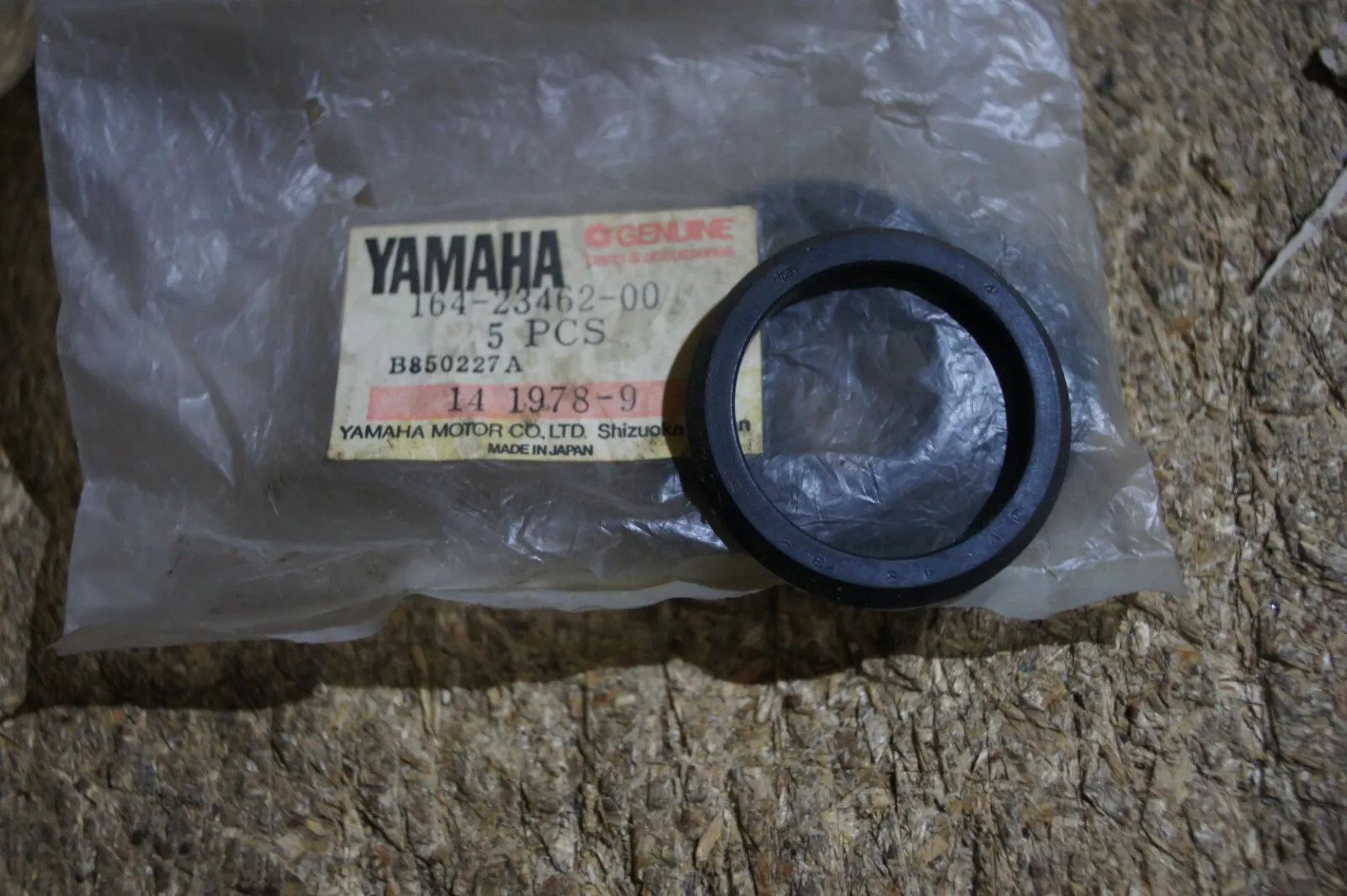 YAMAHA TY 125 250 DT1 XT500 DT400 250 STEERING STEM LOWER DUST SEAL genuine new! 164-23462-00 (EACH)