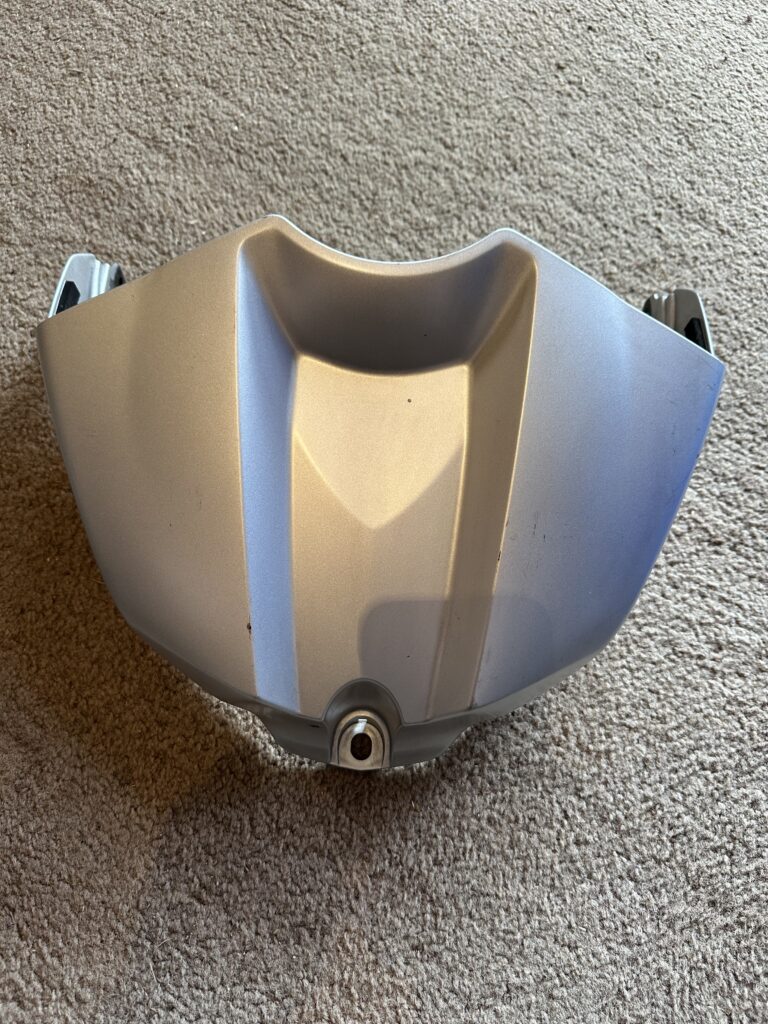 YAMAHA YZF-R1 14B/1KB/2SG (2009-14) FRONT FUEL TANK EXTENSION COVER SILVER PRE-OWNED 14B-2171A-00 SH